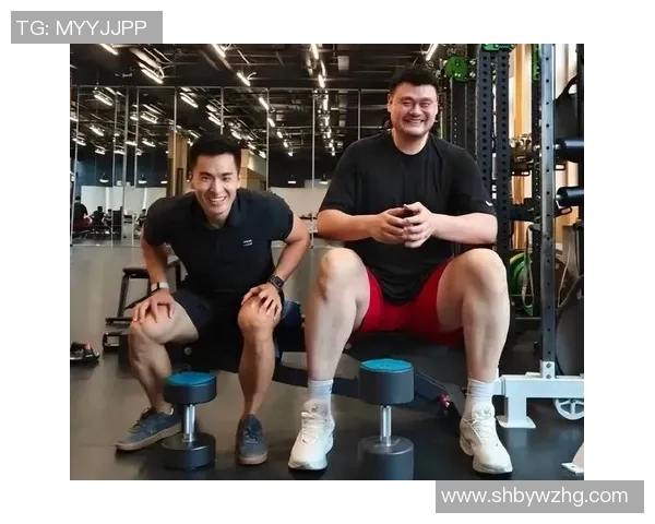 姚明不仅身高出众更以超凡智慧在篮球和商业领域展现非凡才华